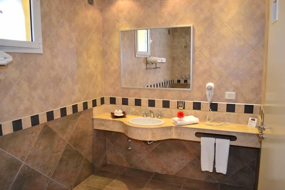 Howard Johnson Inn Rosario De La Frontera Extérieur photo