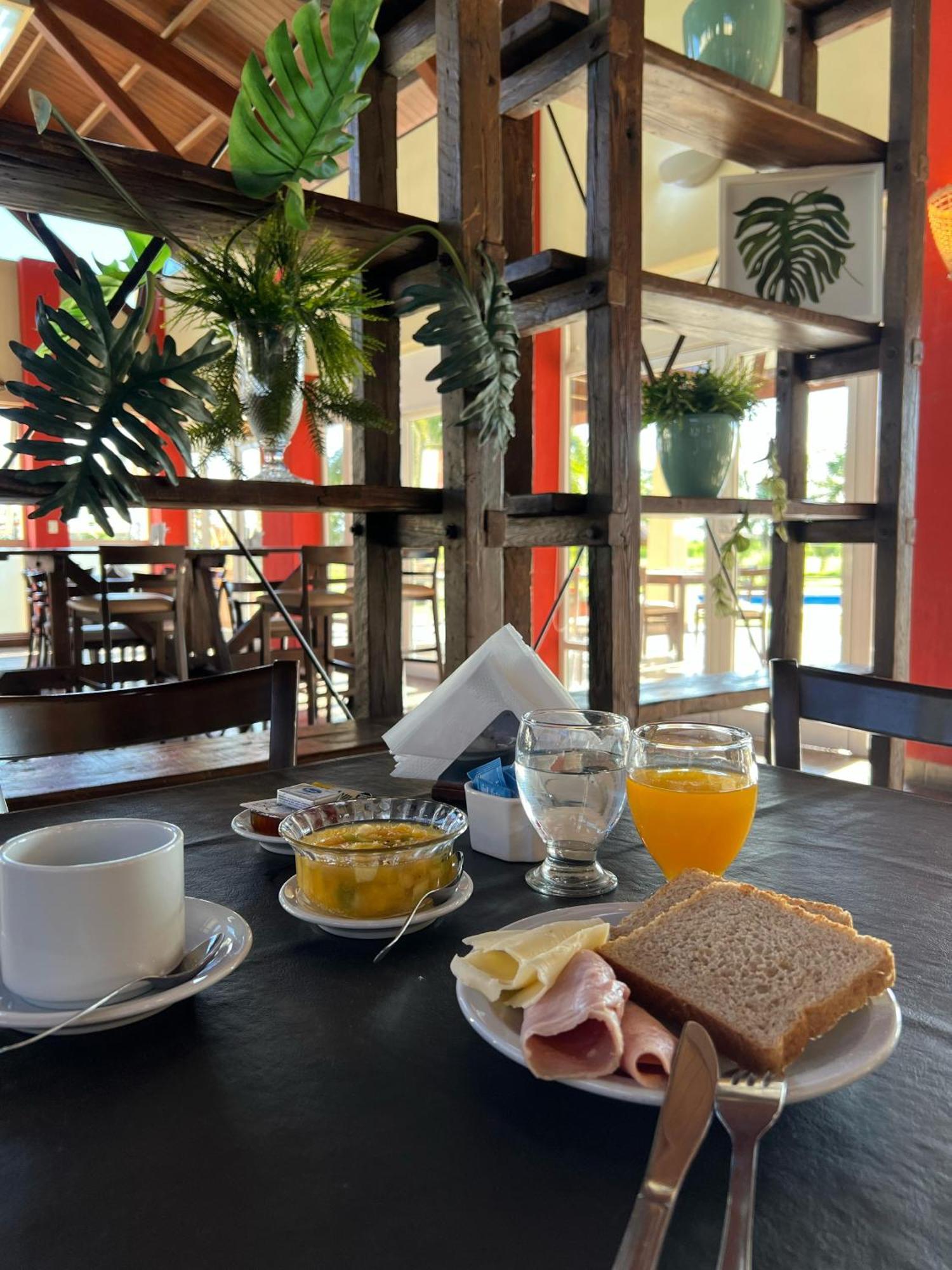 Howard Johnson Inn Rosario De La Frontera Extérieur photo