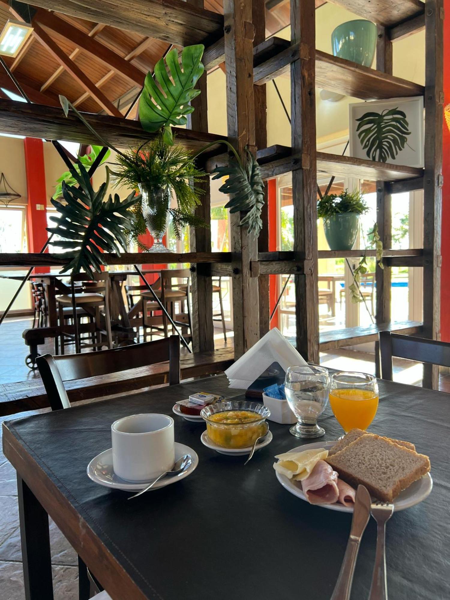 Howard Johnson Inn Rosario De La Frontera Extérieur photo
